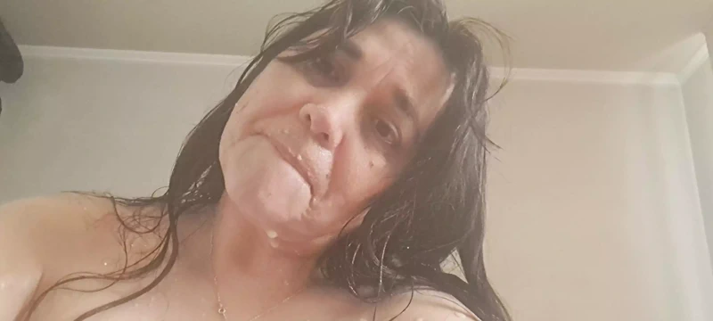 Ateşli orta yaşlı seksi kadın sevgilisini baştan çıkarıyor ve vücuduna boşalıyor ve daha fazlası için yalvarıyor