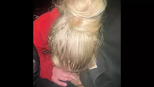 Evli kadın emiyor ve sikişiyor