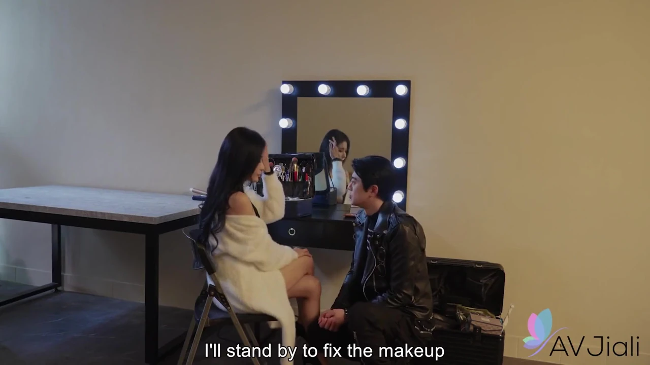 Xian’erai Fucks Her New Make-up Artist
