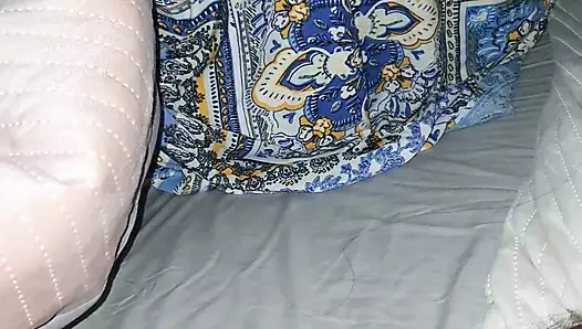 Üvey anne üvey oğlunun yarağını alıyor ve mastürbasyon yapıyor