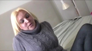 Tombul komşu bana büyük göğüslerini ve büyük kıçını gösteriyor