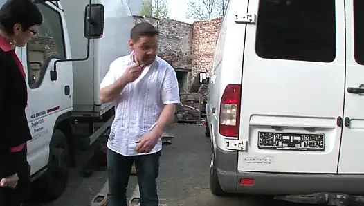 Olgun azgın bayan arabasında parkurda sikişiyor