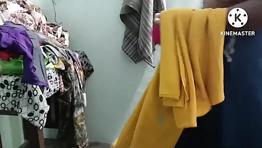 Ateşli Hintli köylü evli kadın büyük siklerini gösteriyor ve kola içiyor