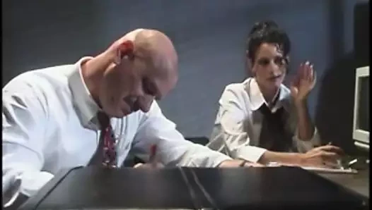 Dövmeli sarışın sürtük domalarak sikiliyor ve sonra aygır yüzüne boşalıyor