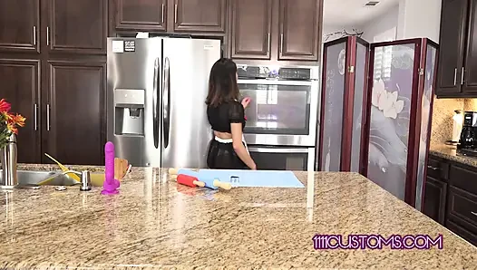 Minyon tatlı Isabella Nice oyuncağını mutfakta sikiyor