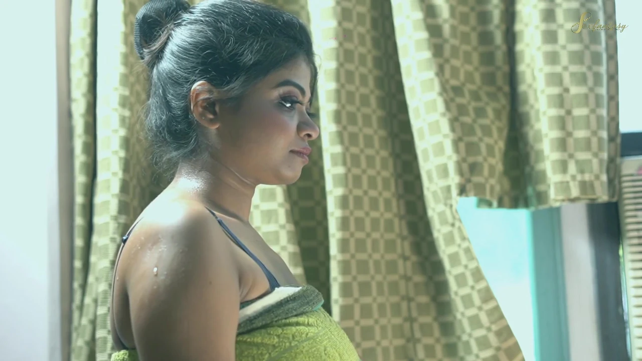 ए.सी. मैकेनिक ने अपने मालिक की पत्नी के बड़े दूध का मजा लिया है