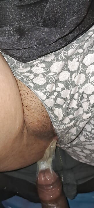 Hintli ev hanımı zenci sari ile sikişiyor
