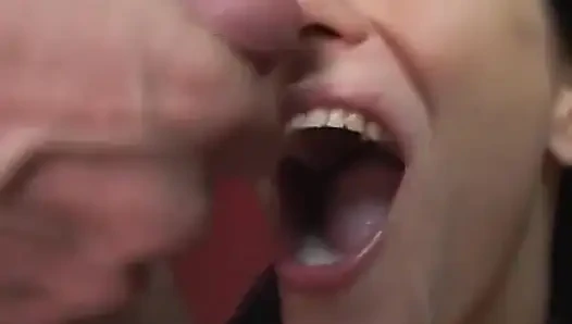 Baştan çıkarıcı esmer hatun yarak emiyor ve parmaklıyor ıslak amcık
