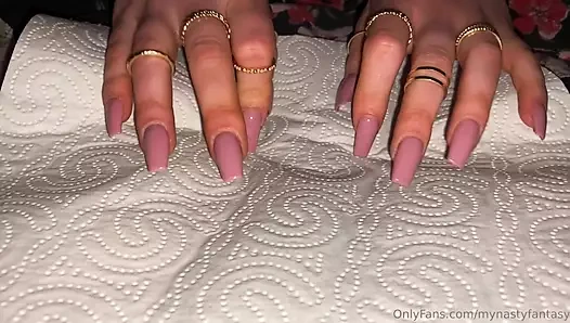 Uzun tırnaklara dokunma ve tırmalama