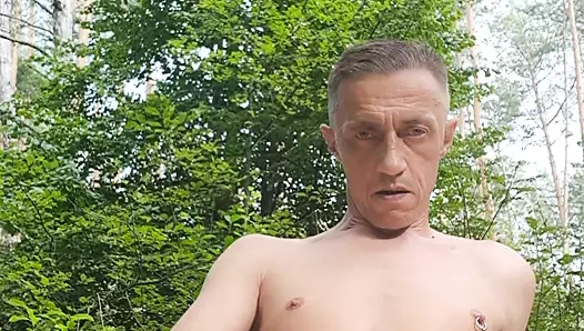 Ormanda çıplak bir yürüyüş. Kim benimle tanışmak ve beni sikmek ister ki? Beni kaydedecek birilerini arıyorum.