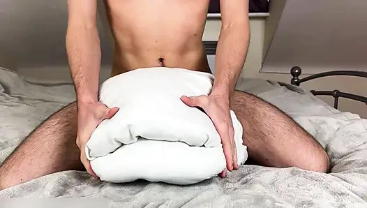 Çift yastıkla sikişiyor.. Aslında kelimenin tam anlamıyla yastık sikişi ve inleme ve erkek orgazmı