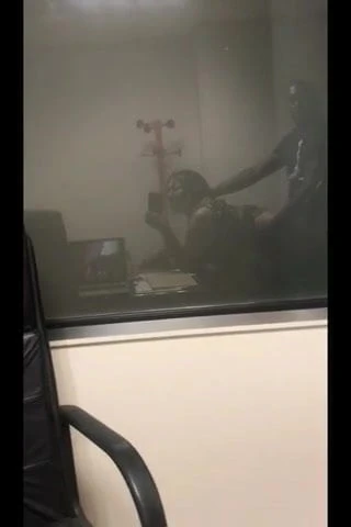 Je coquine avec une pote au bureau