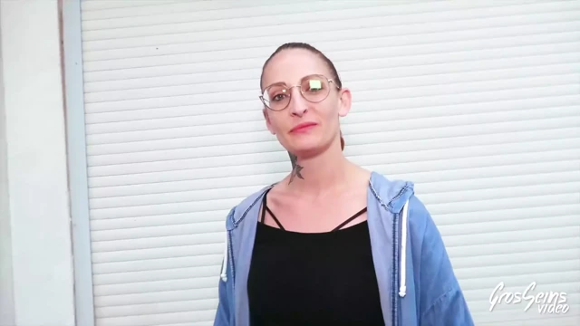 Adrianna tüm o delikleri doldurmak için iki yarak istiyor