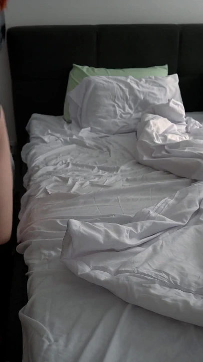 Kedi kadın takım elbiseli üvey anne üvey oğlunu ateşli paylaşımlı seks için kandırıyor