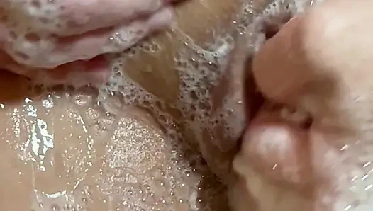 Ateşli esmer duşta amını sırılsıklam yapıyor