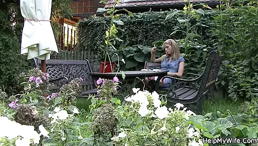 Yaşlı koca azgın ibnenin genç karısını sikişini izliyor