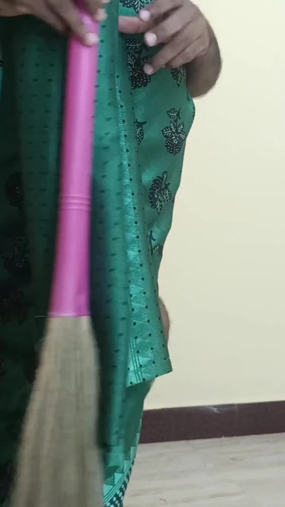 Green colour saree aunty hot romance viral video | Clip 1