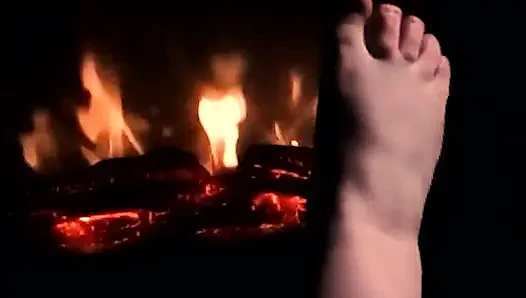 Ayaklarımı ateşte ısıtıyor, böylece yarağın ve taşakların için ısınıyor ve terliyorlar