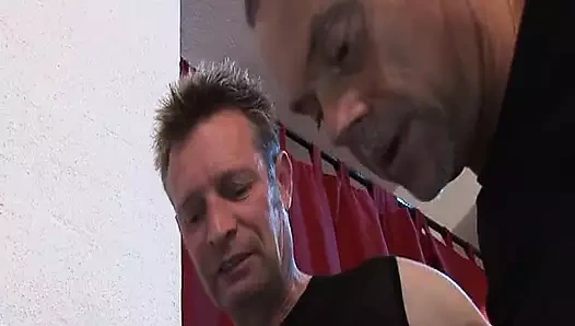 Çekici bir Alman genç kız boşalana kadar iki adamla sikişiyor