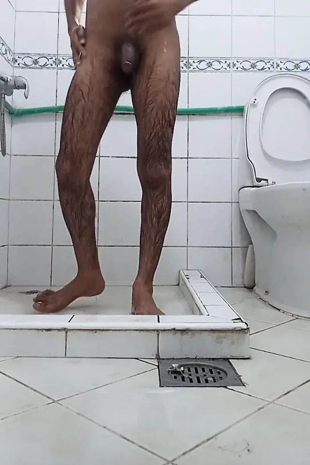 Ghar par akele bathroom me muthi maari bisexual pura maja liya nahate hwe