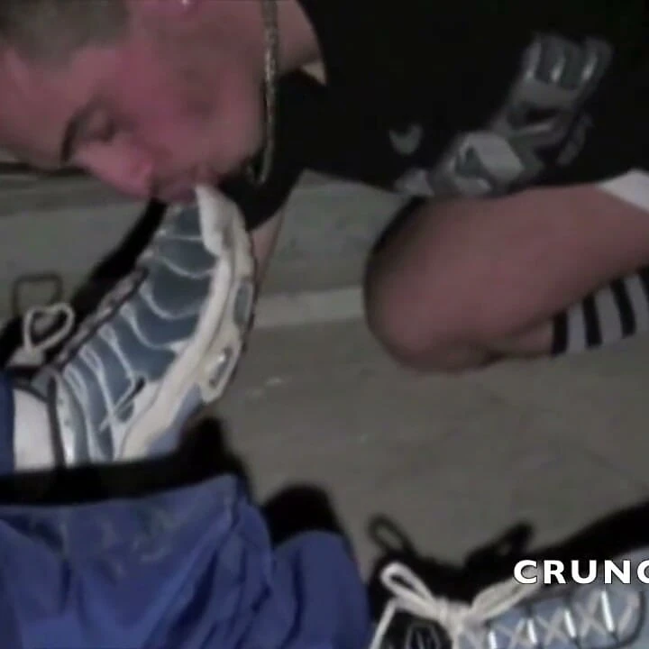 Badboy başka bir pullu delikanlı tarafından spor ayakkabı hakimiyeti ile sikiliyor
