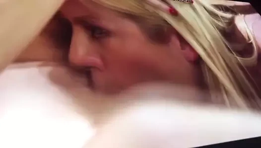 Sıcak sarışın külot kedi yalamak :)