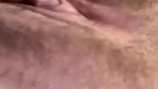 Islak amcıkta yakın çekim siyah dildo