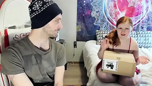 Animour ahtapot vibratör kutularını açıp mastürbasyon yapıyor