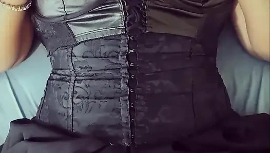 Gotik kız şu anda ateşli ve büyük göğüsleriyle oynamak istiyor