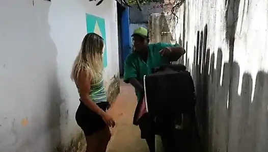 Öğle yemeği kutusunu emerek ödedim