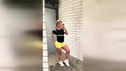 Ben canlı yayında fışkırtırken üvey babam içeri giriyor