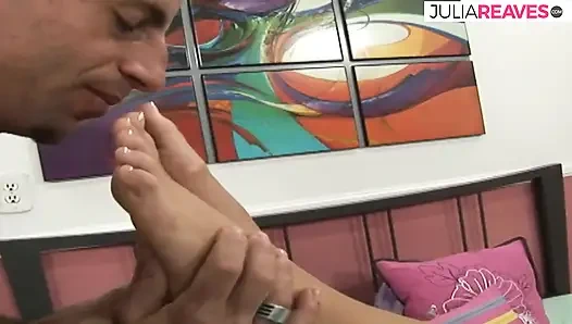 Sarışın büyük bir yarağa öğürüyor ve sonra ayaklarına sikiliyor