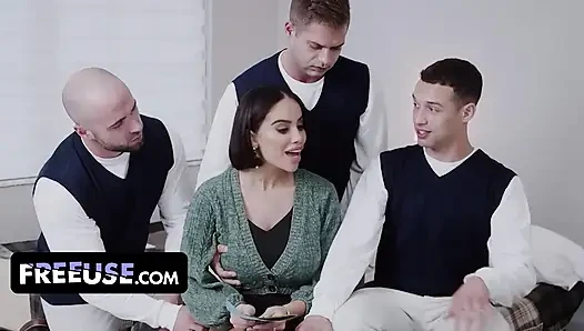 Büyük memeli Victoria June, Danny Steele ve Nicky Asi vahşi grup sikişinde