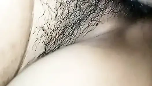 İnleyen Nepalli yenge evde kocasının önünde sikişiyor