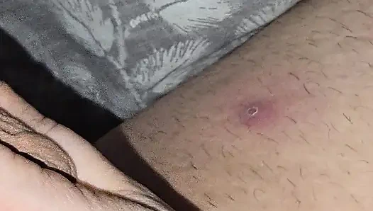 Üvey anne üvey oğluna en iyi arkadaşına yarağını elle muameleyle sikiyor ve ereksiyon oluyor