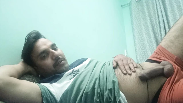 Hintli desi adam seks yapıyor ve duş ayakkabısını gösteriyor ve mastürbasyon yapıyor