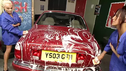 Sıcak kaba lezbiyen seks yapan iki genç ponpon kızlar.