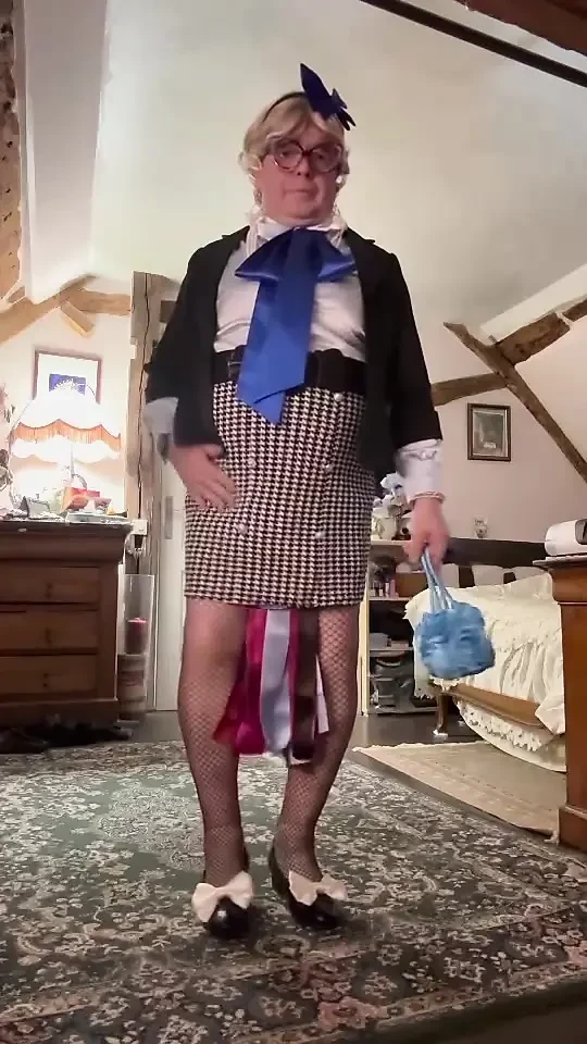 Dışarıda bir akşam için küçük bir Gingham eteğiyle giyinmiş