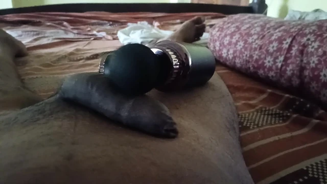 BDSM oyuncağıyla tek başına mastürbasyon yapıyor