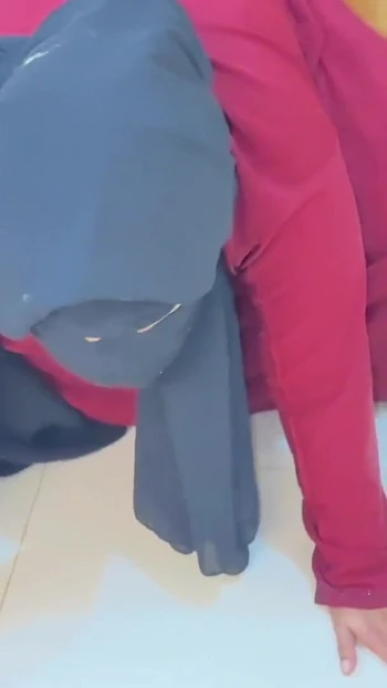 Сногсшибательный момент из "Красивая арабская горячая мачеха застряла под стулом!"