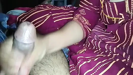 Hintli kadın kocasının penisini ağzına sokuyor