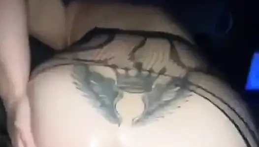 Büyük göt bir yarağa oturuyor