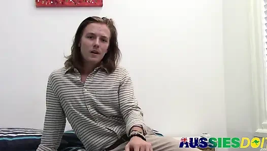 Yalnız Avustralyalı Leoroy sikini sıkı tutuyor ve sert okşuyor