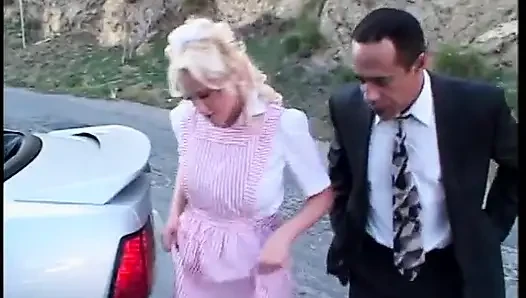 Sarışın genç şeker taze amını yalatıyor ve sonra tahrik olmuş şeker pop tarafından sikiliyor