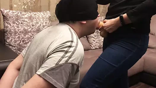 Diz çökmüş köle metresinin penisini emiyor