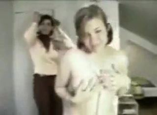 Adım anne kızı çıplak yürür