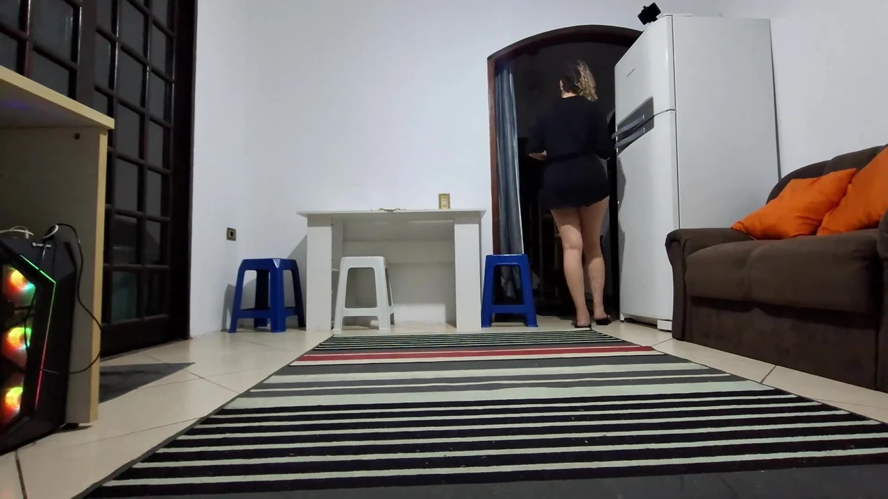 पति कर्ज में डूब गया और उसे भागना पड़ा, जिससे उसकी पत्नी लोन शार्क से बात करने के लिए चली गई।