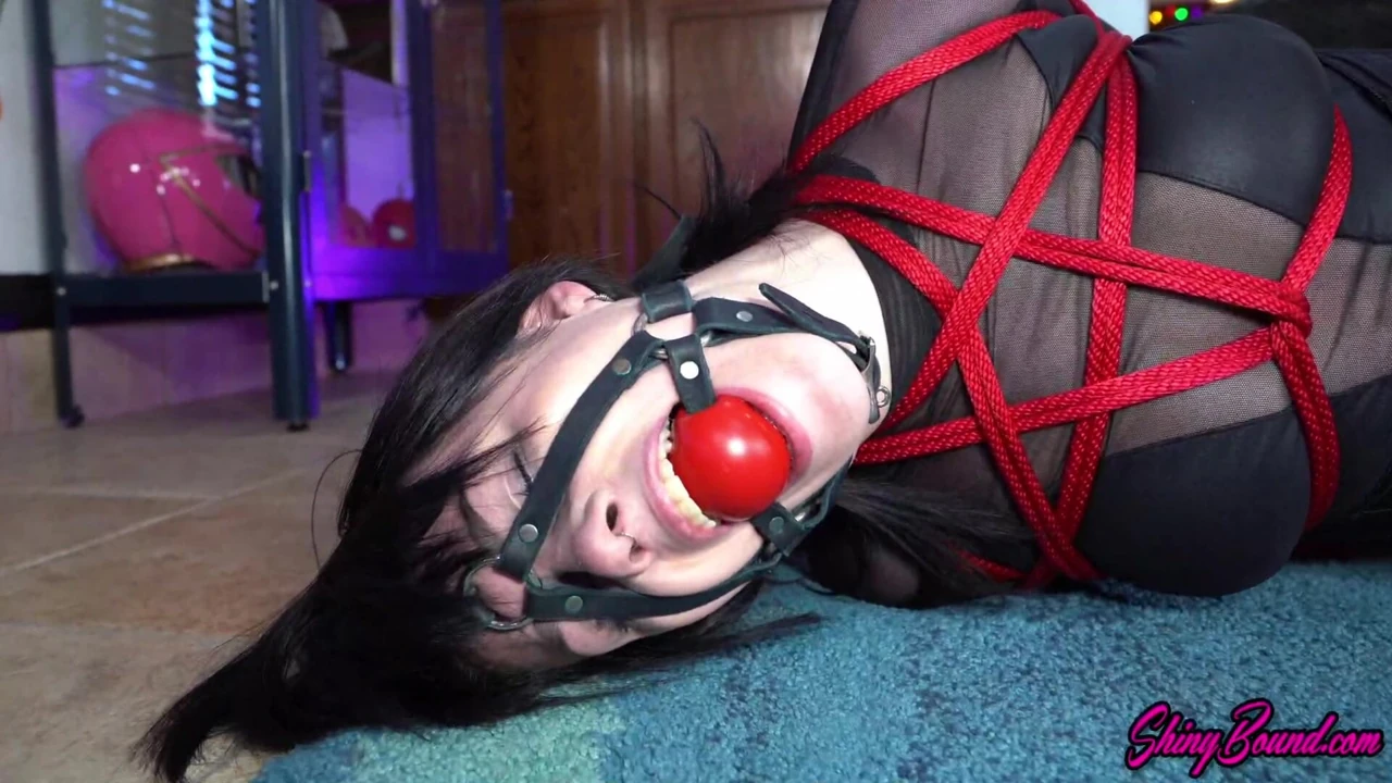 Gotik kız bağlı ve titreşimli