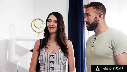 Nuru masajı - Aria Sloane lezbiyen eski Lexi Lore'un ateşli üçlü grup sekste erkek arkadaşını sikmesine izin veriyor