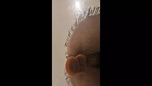 Cam masada mastürbasyon yapıyor. Cam arkasında kameralı yarak.